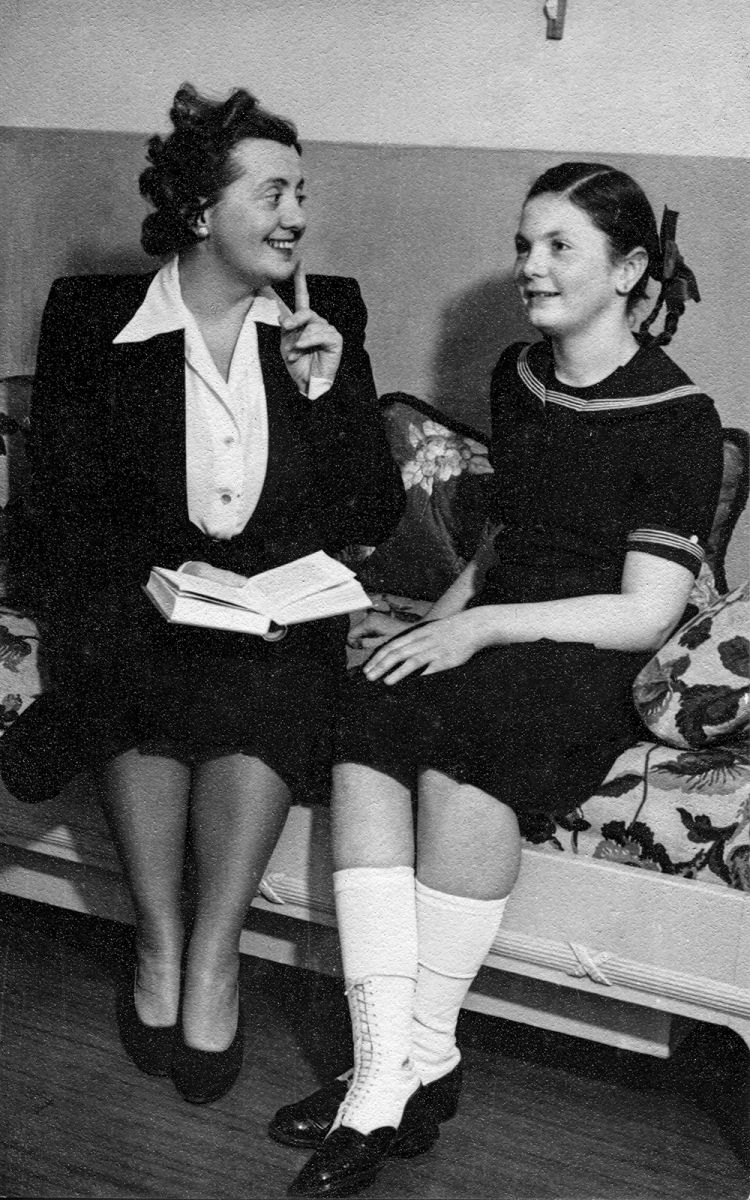 Walter Rózsi és lánya, Radó-Walter Marika a villa gyerekszobájában, 1940 körül, magántulajdon