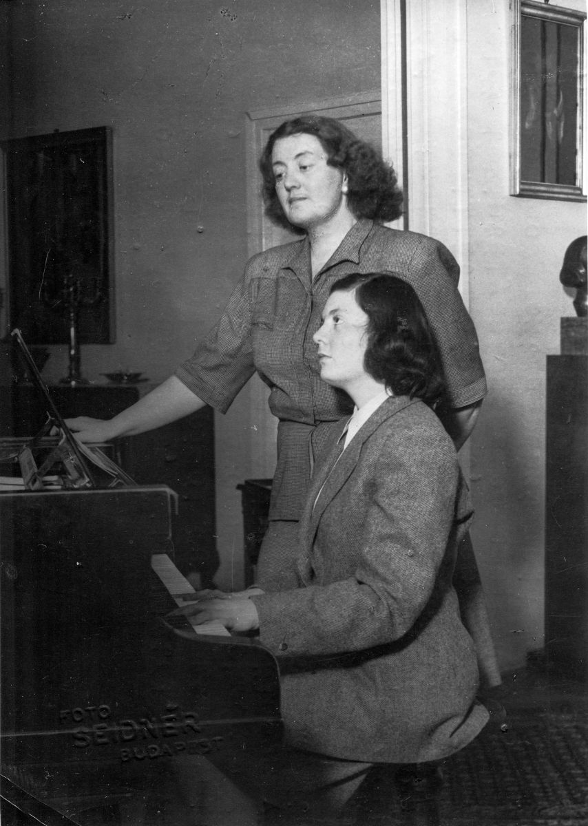 Zongoralecke a villa szalonjában, 1945 után, fotó: Seidner Zoltán, magántulajdon