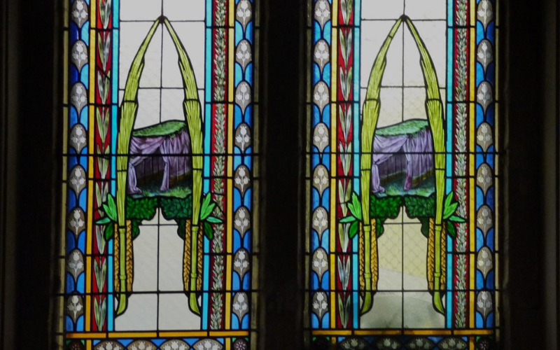 A szegedi zsinagóga ablaka a sátoros ünnep ábrázolásával