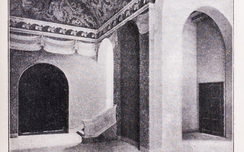 A millenniumi kiállítás Történelmi Főcsoportja reneszánsz épületének földszinti belső tere. Forrás: Fittler 1898, 81