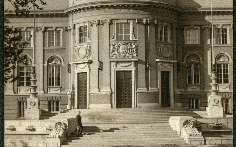 A debreceni Déri Múzeum (1923-1929). A lépcsőn Györgyi Dénes. MÉM MDK Magyar Építészeti Múzeum