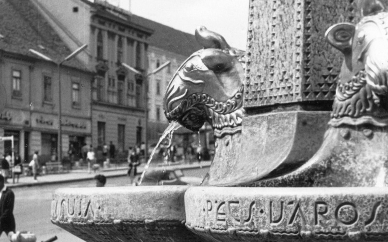 Az állatfejes vízköpők eredeti helyükön, Zsolnay-kút, Széchenyi tér, Pécs, 1965 (forrás: Fortepan / Kovács László Péter)