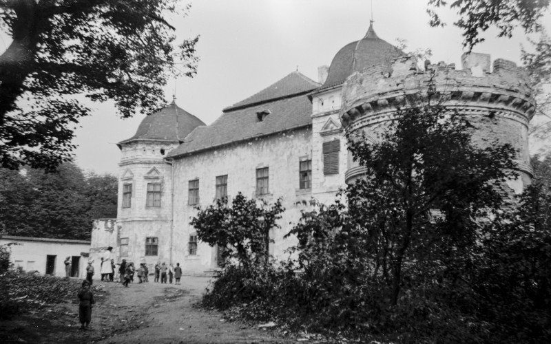 045.404N A kastély még romantikus homlokzattal, még az első helyreállítás előtt - 1957-es felvétel, szerző nélkül. 