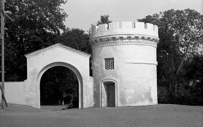 063.092N Ahelyreállított külső erődfal az északnyugati kerek toronnyal - 1963-as felvétel, szerző nélkül.