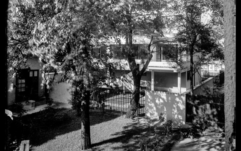 A villa kerti homlokzata a szomszédos ház emeletéről