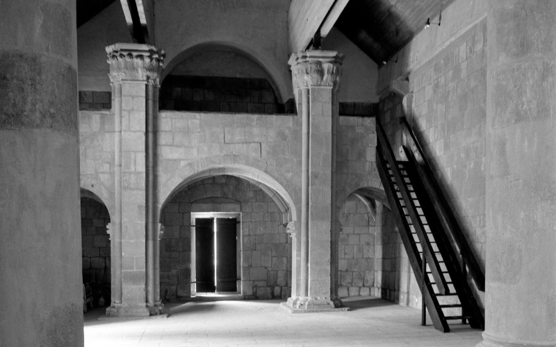 A helyreállított templombelső nyugat felé nézve