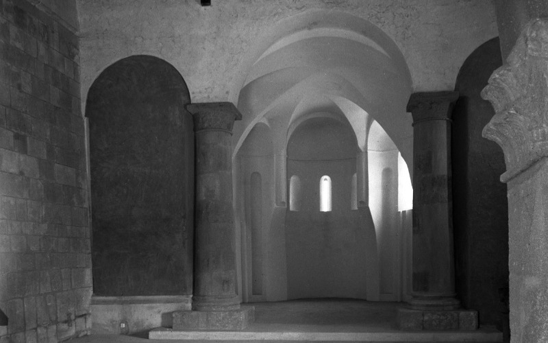 A helyreállított templombelső kelet felé nézve