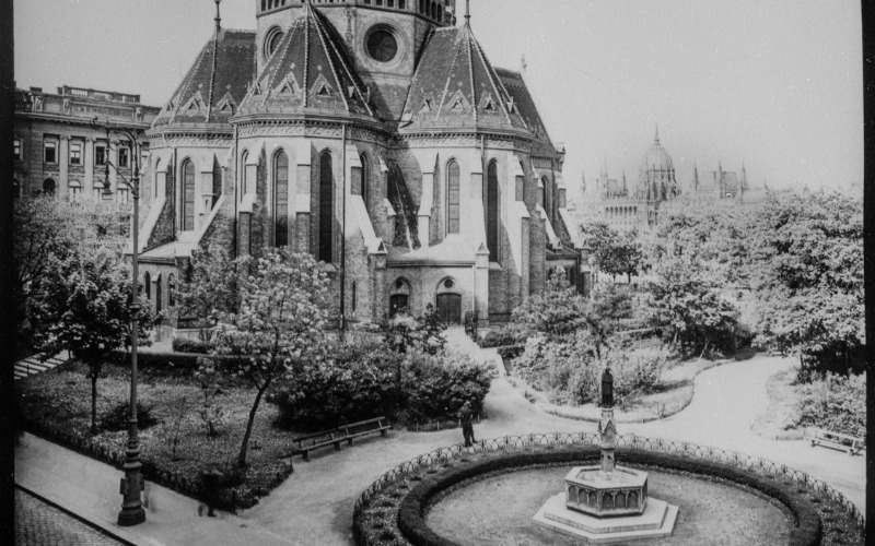 Szilágyi Dezső téri templom, előterében Pecz Samu szobrával ellátott kút. MÉM MDK Fotótár, ltsz. 029.616N.