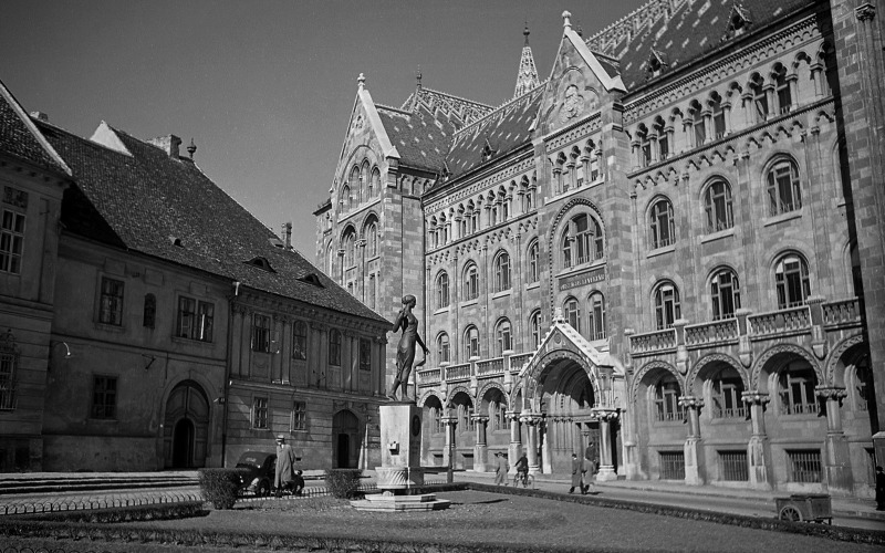 Bécsikapu tér, Országos levéltár épülete. Fotó: Szőllősy Kálmán. 1941. MÉM MDK Fotótár, ltsz. 091.092N.