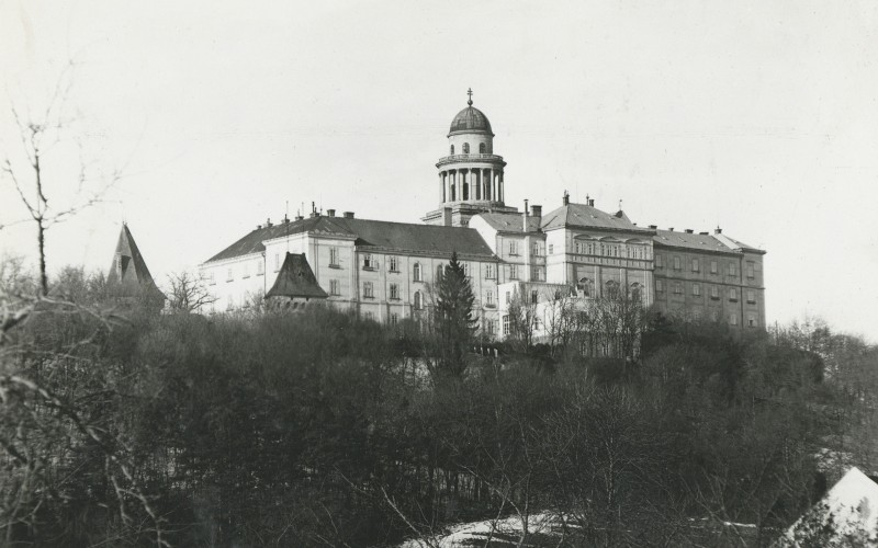 Pannonhalma, bencés apátság madártávlatból, készítő és év nélkül, Fotótár ltsz. 028.783N