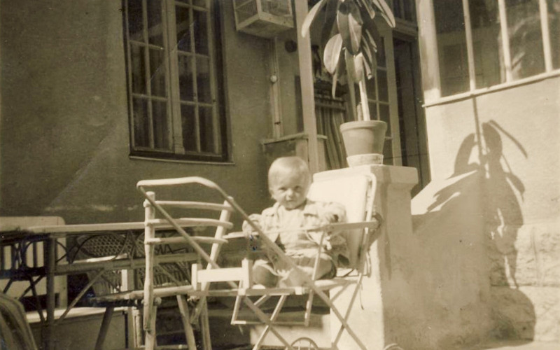 5.	kép: A veranda lépcsője és hátterében az épület bejárati ajtaja, 1937 nyarán. 
