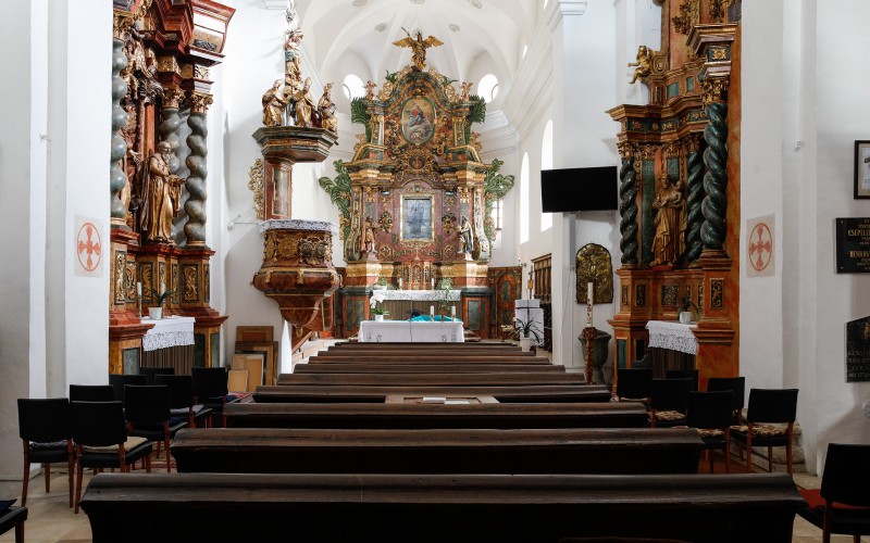 A szentély a főoltárral, a mellékoltárokkal és a szószékkel
