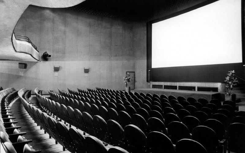 Átrium filmszínház belső. Tervezte Kozma Lajos, 1935. Fotó: Ágh András, 2001. MÉM MDK Fotótár, ltsz. 239.667D