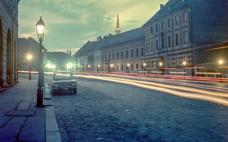 A budavári Dísz tér 1967-ben. Az Országos Műemléki Felügyelőség 1970-ig működött a kép közepén látható 4-5. számú házban, amely a háború előtt a pápai nunciatúra otthonaként szolgált. Fotó: Fortepan / FŐMTERV
