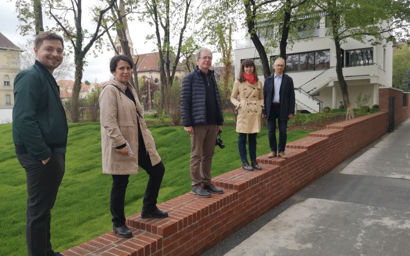 Látogatás a MÉM MDK kiállítóhelyén, a Walter Rózsi-villában, 2022. április. A képen (balról) a horvát kutatócsoport két tagja, Tamara Bjažić Klarin és Boris Dundović, valamint a magyar csapatból Ferkai András projektvezető, Sebestyén Ágnes Anna és Ritoók 