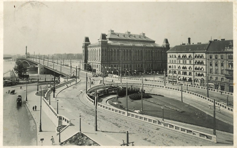 A Horthy Miklós, ma Petőfi híd az Elevátor házzal a Boráros térnél, 1937