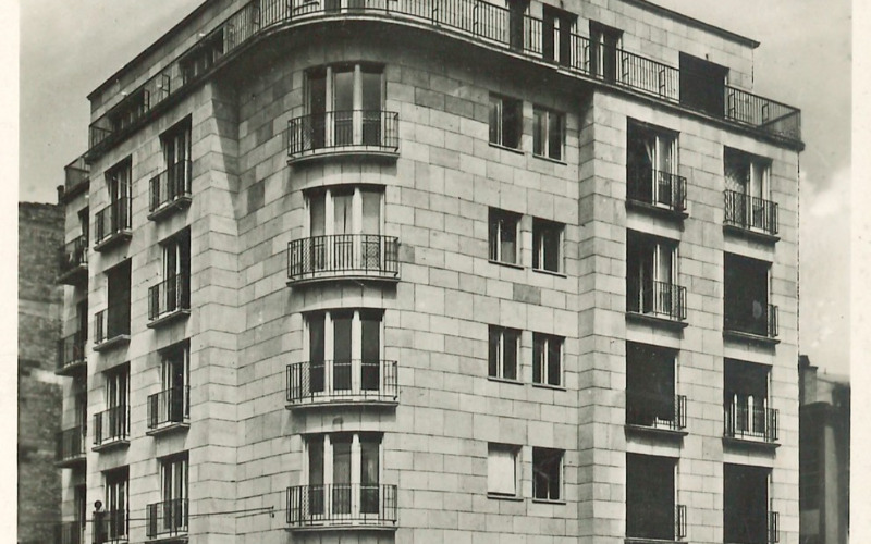 Az újonnan épült, Budapest IX. Közraktár utca 22/a. szám alatti modernista bérház. Tauszig Béla, Róth Zsigmond, 1941–1942. A szomszédos, Sándy Gyula és Szende Andor által tervezett Közraktár u. 22. szám alatti bérház még az építkezés korai fázisában.