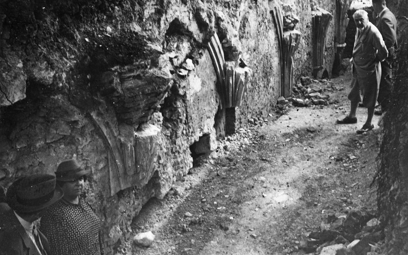 Schulek János a visegrádi királyi palota egy frissen feltárt részletével, 1934 után, Tudományos Irattár, Lux Kálmán-hagyaték, ltsz. Lymbus 1660/29.