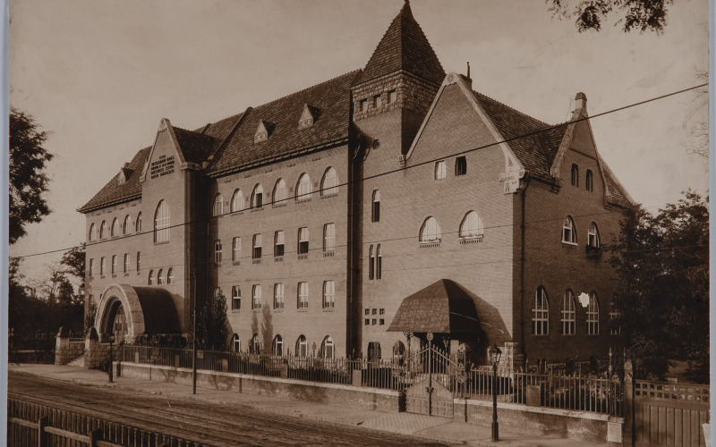 1.	Wechselmann Ignác és neje Neuschloss Zsófia Vakok Tanintézete, 1905–1908. XIV. Mexikói út 60. (Ma Mozgásjavító Óvoda, Általános Iskola és Gimnázium). Fotó: MÉM MDK Múzeumi Osztály