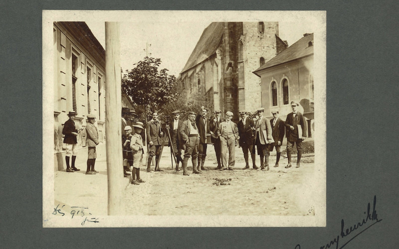 Foerk Ernő és diákjai Désen 1915 nyarán (Stiaszny Henrik felvétele). MÉM MDK Múzeumi Osztály, ltsz. 70.466