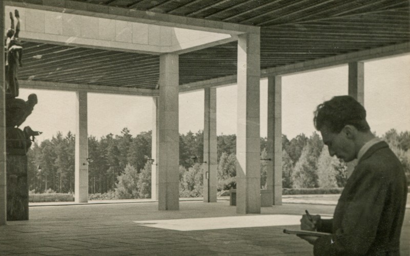 Farkasdy Zoltán a stockholmi Skogskyrkogården temető Gunnar Asplund és Sigurd Lewerentz tervezte épületét rajzolja, 1946 k. Fotó: Farkasdy Zoltán hagyatéka, magántulajdon