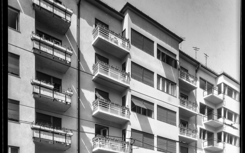 A Bajza utca új házsorának részlete 1936 körül. Balra a dr. Kotsis Iván, középen a Pintér Miksa által tervezett lakóház; jobbra még épül a Fischer József-féle bérház. MÉM MDK Múzeumi Osztály, Fotó: Kozelka Tivadar