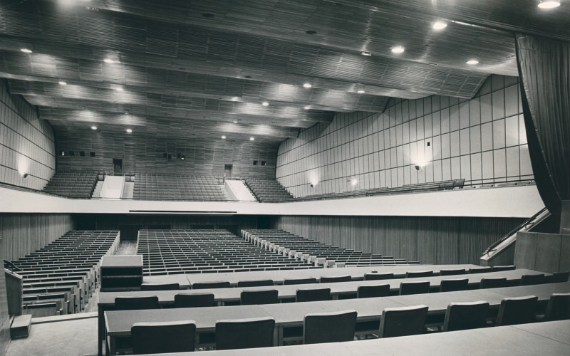 Gábriel Frigyes – Vass Antal: A MÉMOSZ-székház Kongresszusi terme. 1947-1950. A székházat tervezték: Gádoros Lajos, Perényi Imre, Preisich Gábor, Szrogh György. Fotó: MÉM MDK Múzeumi Osztály