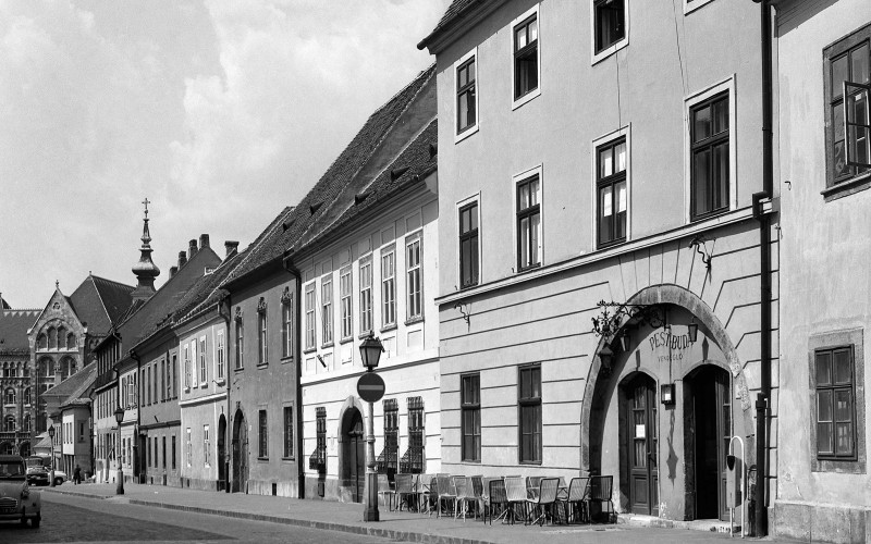 Budapest, Fortuna utca 3. (Dobos Lajos felvétele, 1983.)  MÉM MDK Fotótár ltsz. 115.065N 