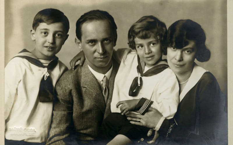 Bierbauer Virgil és felesége, Graul Adrienn fiaikkal, Tamással és Miklóssal. MÉM MDK Múzeumi Osztály, fotó: Máté Olga, 1931