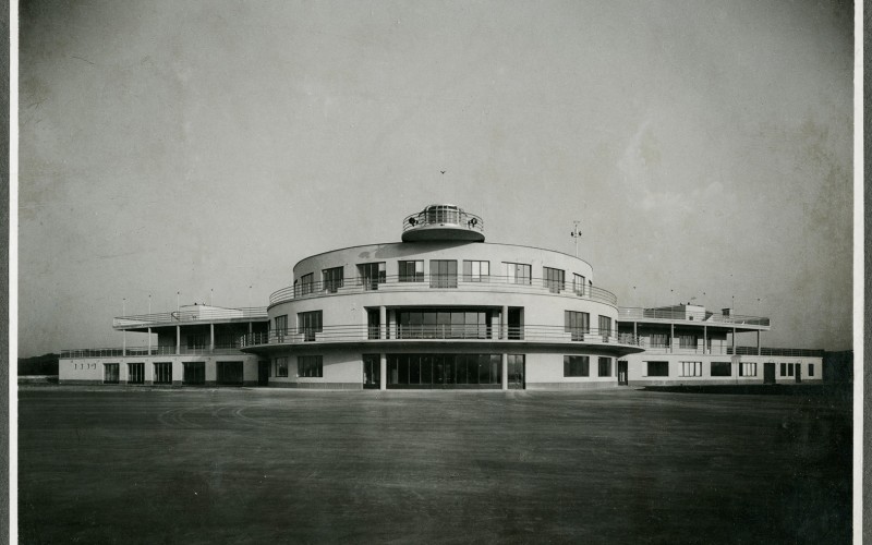 A Budaörsi Repülőtér forgalmi épülete, társtervező: Králik László, 1936–1937. MÉM MDK Múzeumi Osztály, fotó: Marsovszky Elemérné, 1937