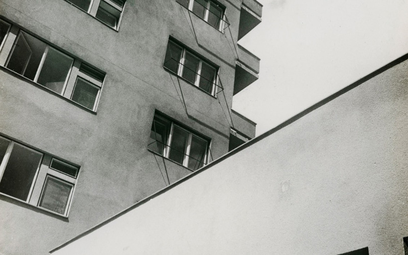 OTI bérházcsoport, Budapest VIII. II. János Pál pápa (azelőtt Köztársaság, eredetileg Tisza Kálmán) tér 14-15-16., 1934–1935. MÉM MDK Múzeumi Osztály, fotó: Máté Olga