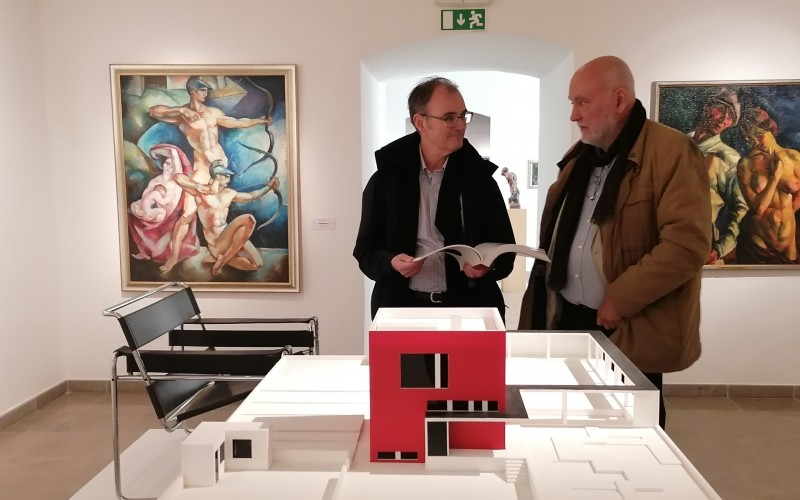 Barry Bergdoll és Várkonyi György a pécsi Modern Magyar Képtárban, Molnár Farkas Vörös kockaházának makettjével. Fotó: Kovács Dániel