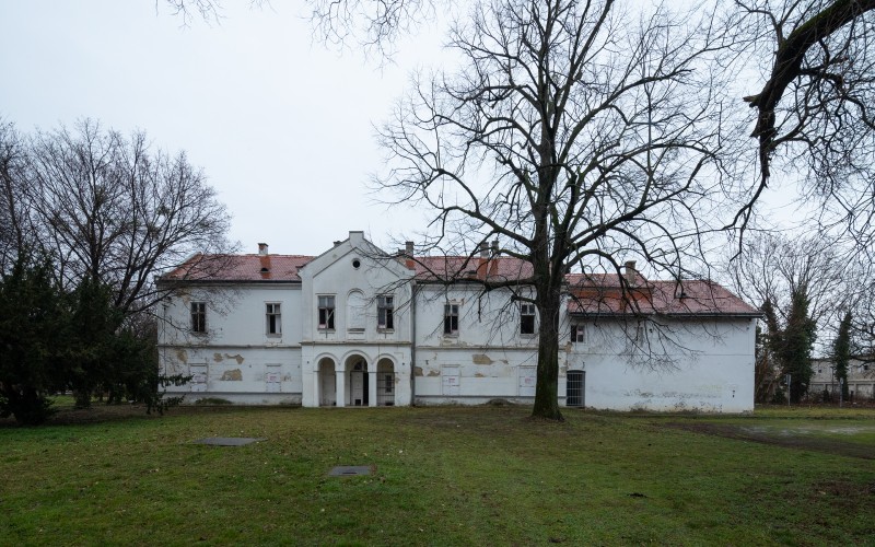 Az épületegyüttes nyugatról az ún. kiskastély főhomlokzatával és a hozzá kapcsolódó déli toldaléképülettel (Fotó: F. Tóth Gábor)