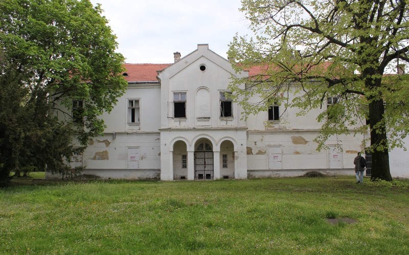 A főépület nyugati főhomlokzata a földszinten tornácos középrizalittal (Fotó: Kónya Anna)
