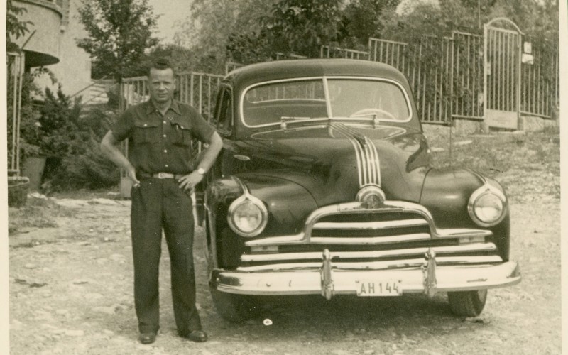 Az építtető néhai Járitz István a villa kapuja előtt, Pontiac Streamliner autójával. 1943-1944 körül. Magántulajdon