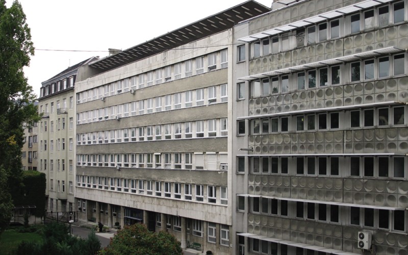 Műhelytér, a MÉM MDK időszaki kiállítótere az egykori BM kórház épületében, a Walter Rózsi-villa mellet. Magyar Építészeti Múzeum és Műemlékvédelmi Dokumentációs Központ