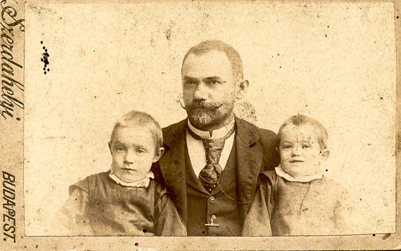 Sztehlo Ottó fiaival az 1890-es években. Lándori Sára (Sztehlo O. unokája †) ajándéka.