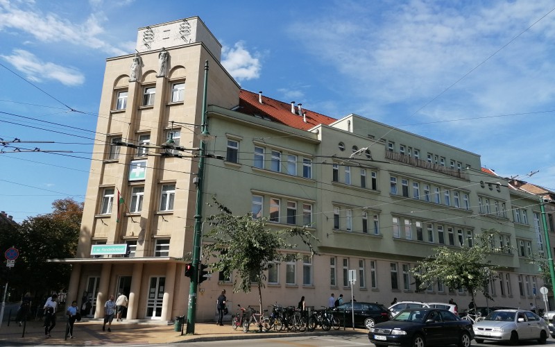 A szegedi rendelőintézet. Néhány részlet, mint az ablakokat összefogó párkányzat vagy a zászlótartók, közvetlen kapcsolatot mutatnak a későbbi tűzőrséggel. Fotó: Kovács Dániel, 2022