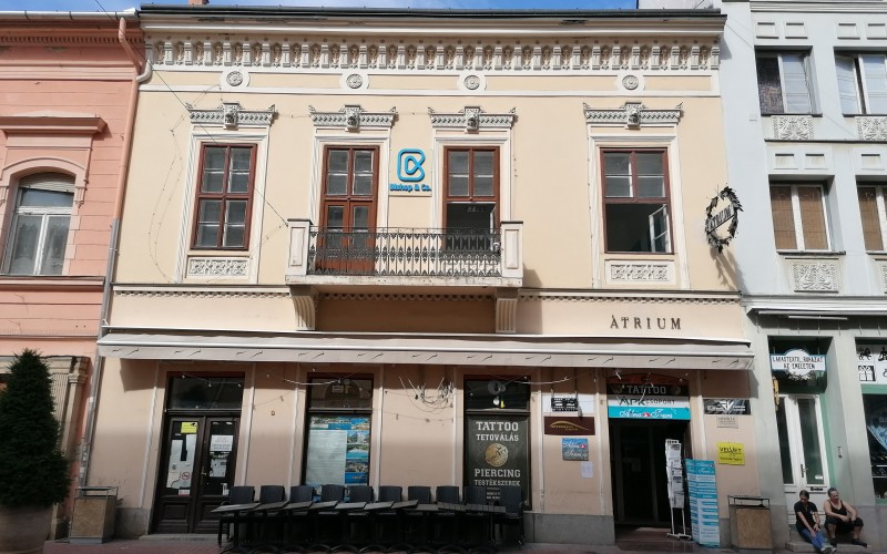 A Várnay család szegedi otthona a Kárász utcában. Napjainkban üzlet- és irodaház, teljesen átépítve. Fotó: Kovács Dániel, 2022