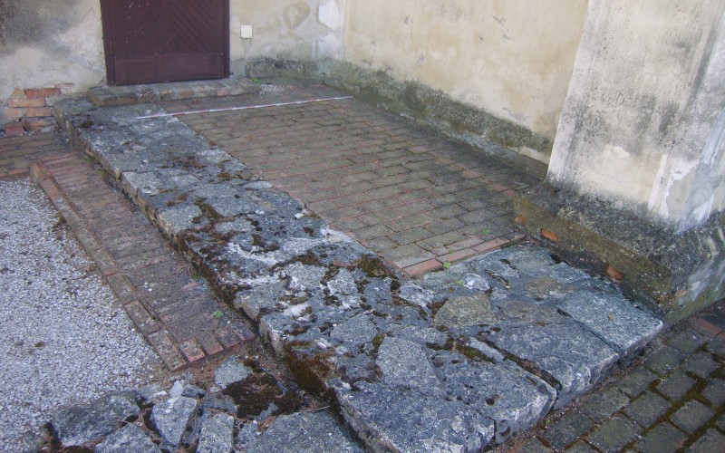 A templomtól északra lévő oldalterek visszabontott falmaradványai