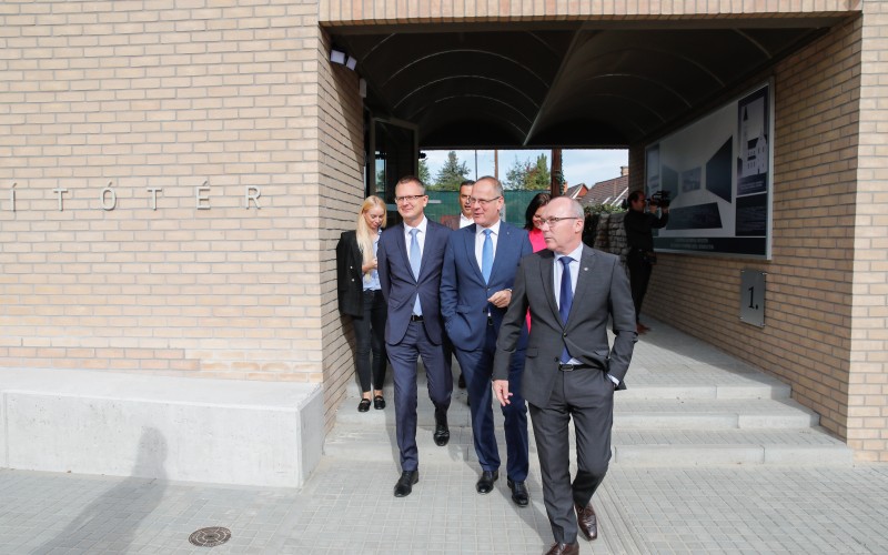 dr. Navracsics Tibor területfejlesztési miniszter, dr. Rétvári Bence miniszterhelyettes, parlamenti államtitkár és Porga Gyula Veszprém Megyei Jogú Város polgármestere a megnyitón