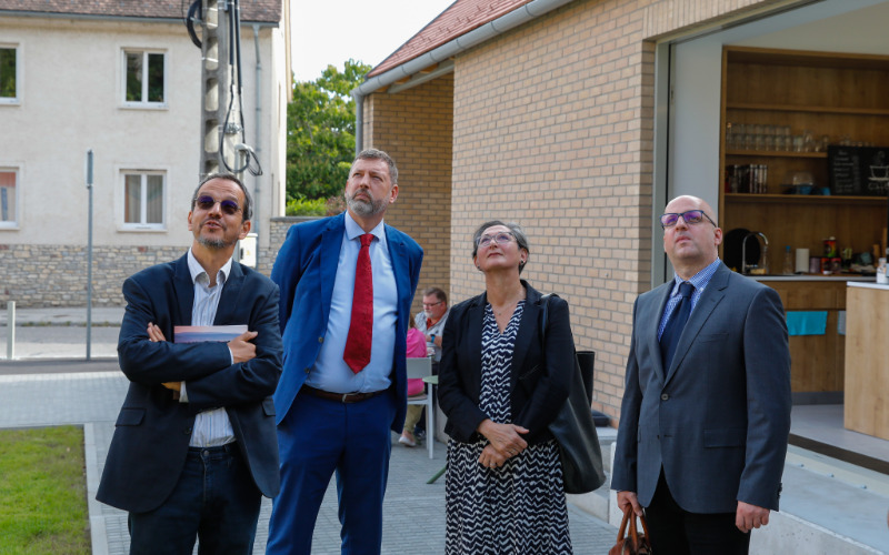 Koppány András kutatási osztályvezető, dr. Almássy Kornél, a MÉM MDK igazgatója, Brányi Mária Veszprém Megyei Jogú Város alpolgármestere és Jankovics Norbert, az egyik kurátor a megnyitón
