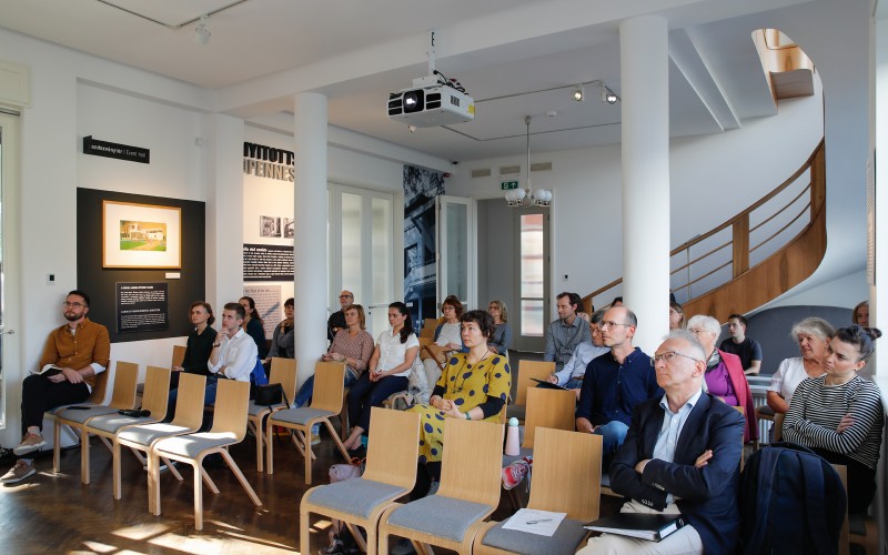 A konferencia a Walter Rózsi-villa szalonjában zajlott. 