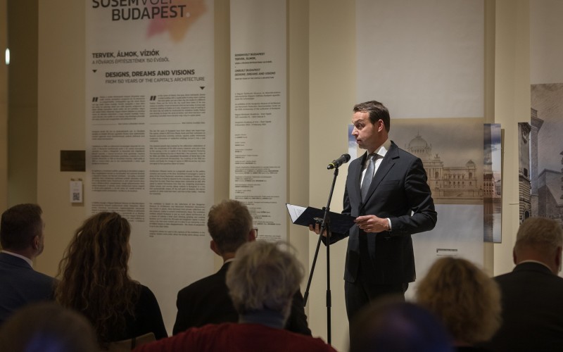 Lánszki Regő köszöntője a megnyitón. 