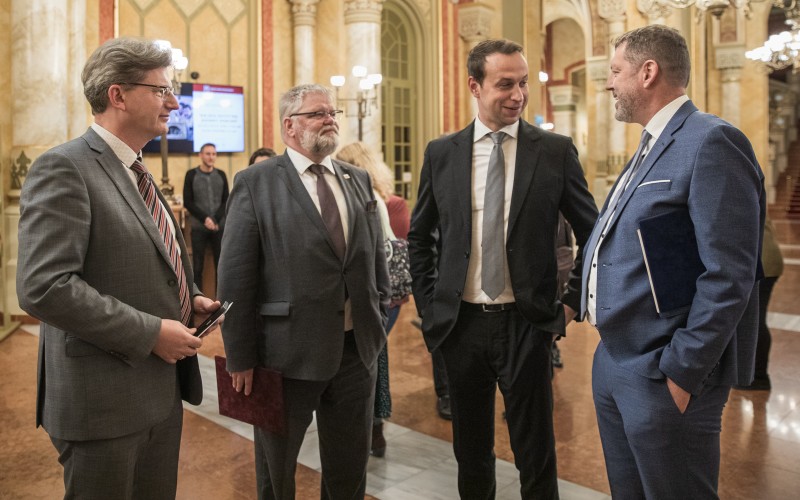 Balról Richly Gábor, az MMA főtitkára, Turi Attila, az MMA elnöke, Lánszki Regő államtitkár, országos főépítész, és Almássy Kornél, a MÉM MDK igazgatója. 