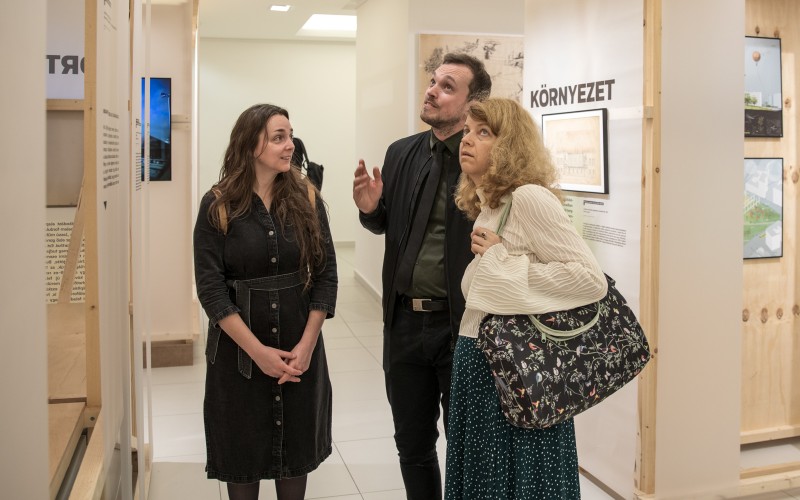 A kiállítás installációjának tervezői: (balról) Győrik Ágnes, Simon Zoltán, Lukács Zsófia a megnyitón. 