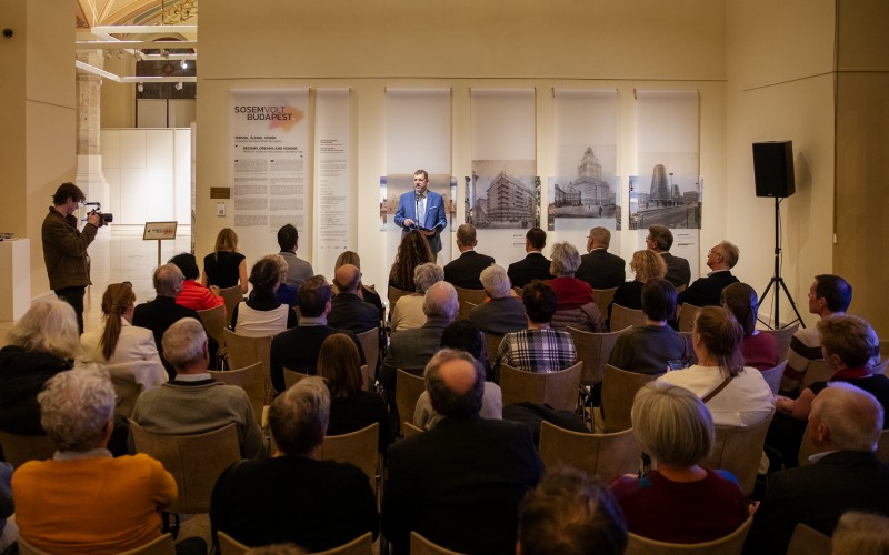 Almássy Kornél, a MÉM MDK igazgatójának köszöntője a megnyitón. 