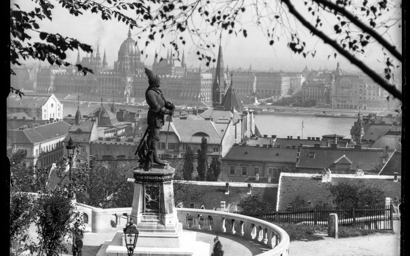Hunyadi János szobra a Halászbástya alatt (Petrik Albert, 1910 körül)