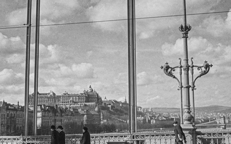 Az Erzsébet híd, háttérben a Várheggyel (Szöllősy Kálmán, 1930-as évek)
