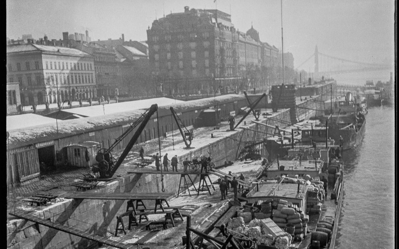 Rakpart a Lánchídtól délre. (Szöllőssy Kálmán, 1930-as évek) 